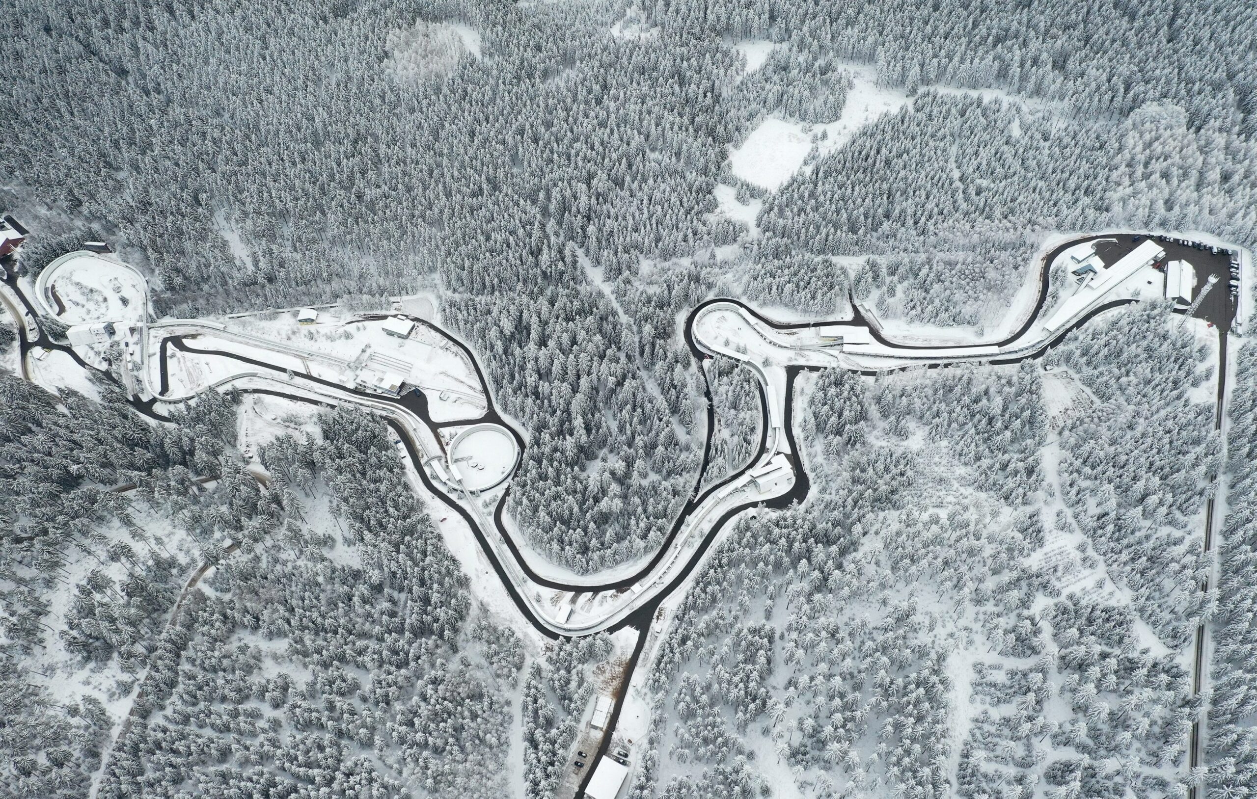 Luftfoto Bobbahn Altenberg mit Schnee Foto: Egbert Kamprath Luftfoto Bobbahn Altenberg mit Schnee
Foto: Egbert Kamprath